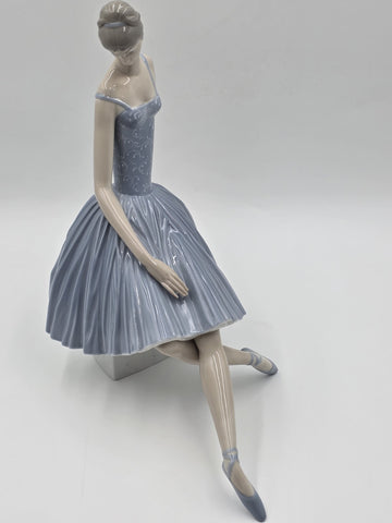 Rare Lladro ballerina  #4559 Retired “ Waiting Backstage” W Original Box.