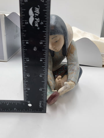 Rare Vintage Retired LLADRO Eskimo Girl With Cold Feet # 2157. New In Box.