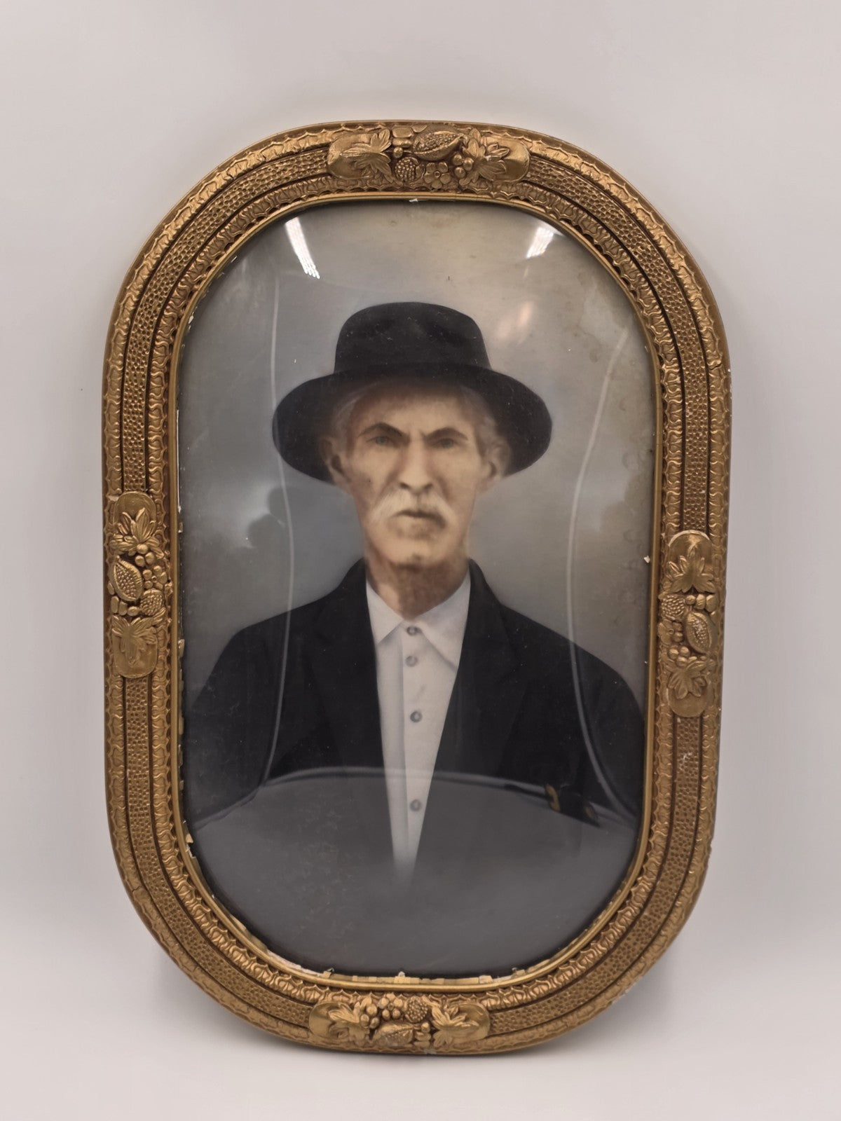 Antique Victorian Convex Bubble Glass Gentlemen Portrait in Gilt Oval Frame