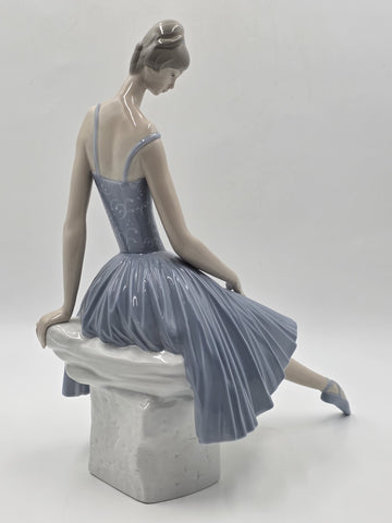 Rare Lladro ballerina  #4559 Retired “ Waiting Backstage” W Original Box.