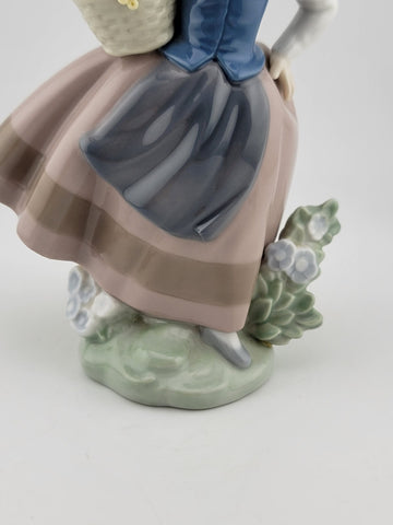 RETIRED LLADRO #5221 "SWEET SCENT" LADY, GIRL, DETAILED FLOWER BASKET FIGURINE !