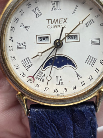 VTG TIMEX TRIPLE DATE MOON PHASE DIAL QUARTZ GOLDEN BLACK DRESS WATCH. WORKING