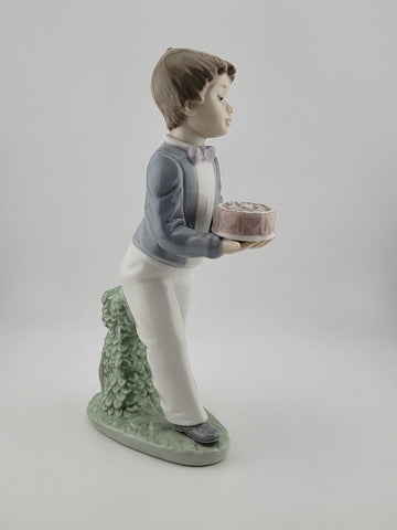 Nao LLADRO: Lladro Boy Holding Cake Porcelain Figurine 1990 Birthday Boy