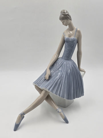 Rare Lladro ballerina  #4559 Retired “ Waiting Backstage” W Original Box.