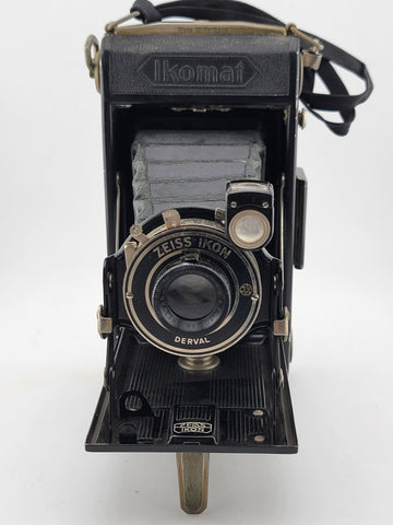 Vintage Photographic Zeiss Ikon Derval Ikomat Camera with Leather Case. Untested