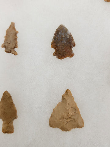 Lot Of 40 Authentic Antique Original Native American Arrowheads In Display Tray.