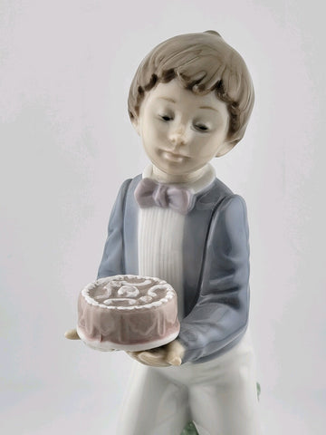 Nao LLADRO: Lladro Boy Holding Cake Porcelain Figurine 1990 Birthday Boy