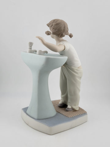 Lladro Clean Up Time Glossy  Girl at Sink # 4838 Porcelain Figurine Retired 7.5"