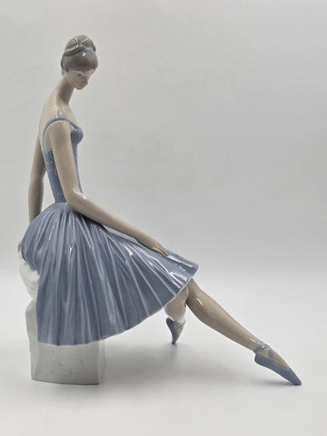 Rare Lladro ballerina  #4559 Retired “ Waiting Backstage” W Original Box.