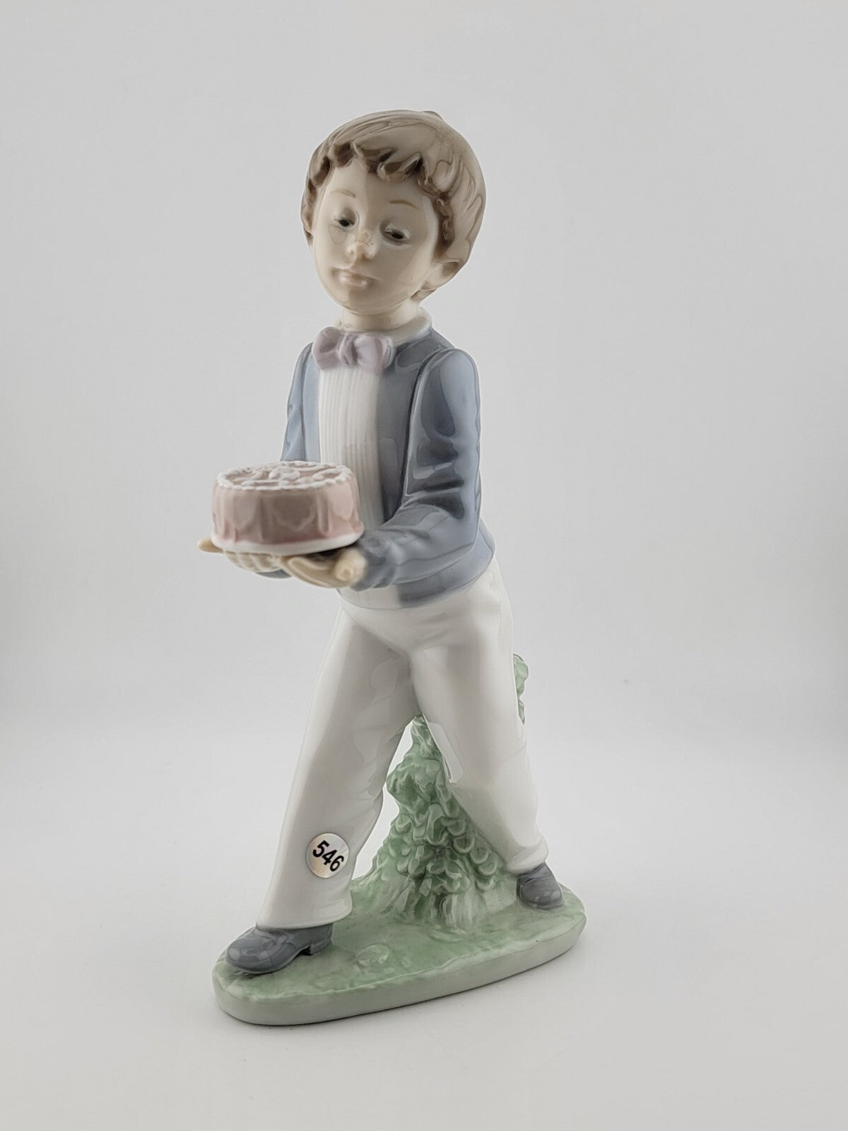 Nao LLADRO: Lladro Boy Holding Cake Porcelain Figurine 1990 Birthday Boy