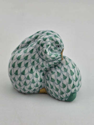 RARE VINTAGE HUNGARY HEREND PAIR SNUGGLING BUNNY RABBITS GREEN FISHNET FIGURINE