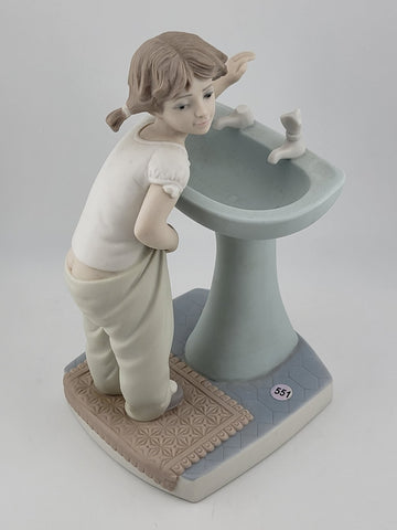 Lladro Clean Up Time Glossy  Girl at Sink # 4838 Porcelain Figurine Retired 7.5"