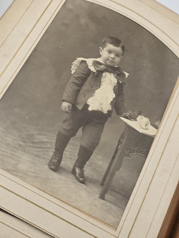 ANTIQUE 19TH C VICTORIAN BROWN CABINET TIN TYPE PHOTO FAMILY ALBUM. ALMOST FULL.