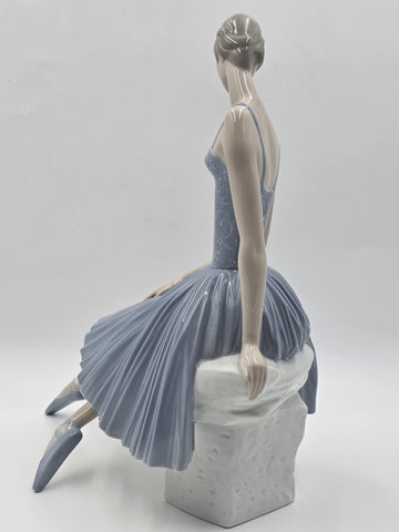 Rare Lladro ballerina  #4559 Retired “ Waiting Backstage” W Original Box.