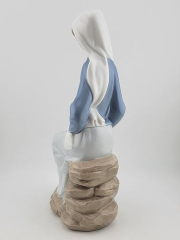 Vintage Lladro Figurine 4972 "GIRL WITH CALLA LILIES SITTING" Retired 1991