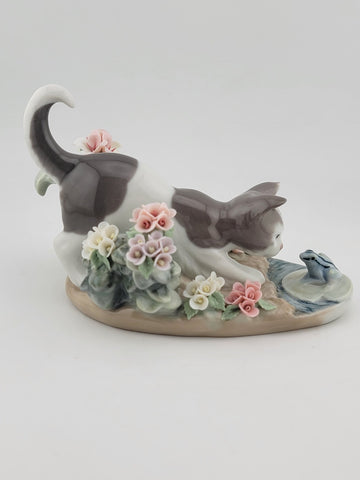Retired Lladro Spain #1442 Kitty Confrontation Porcelain Playful Cat & Frog 1983