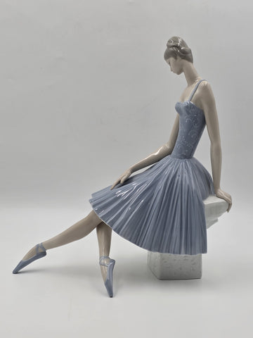 Rare Lladro ballerina  #4559 Retired “ Waiting Backstage” W Original Box.