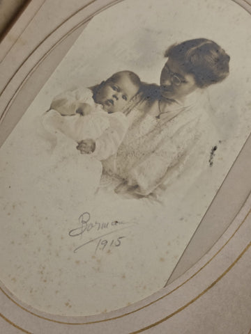 ANTIQUE 19TH C VICTORIAN BROWN CABINET TIN TYPE PHOTO FAMILY ALBUM. ALMOST FULL.