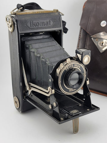 Vintage Photographic Zeiss Ikon Derval Ikomat Camera with Leather Case. Untested