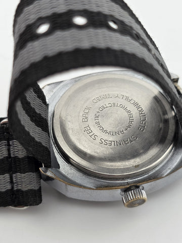 1970 German Ruhla De Luxe GDR Mechanical Day Date 37mm Cushion Case Watch Works