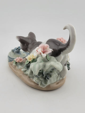 Retired Lladro Spain #1442 Kitty Confrontation Porcelain Playful Cat & Frog 1983