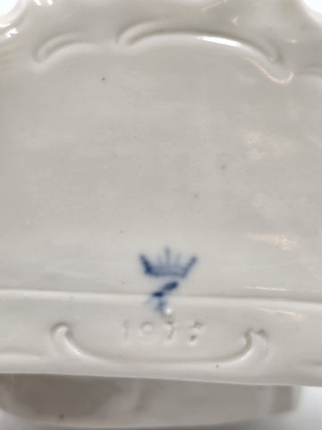 Vintage Dresden Lace Porcelain Lady Figurine Seated On Settee Sofa Germany 1078