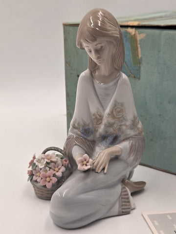1988 Lladro Flower Song 7607 Figurine Cancion de Primavera Boxed Girl Flowers