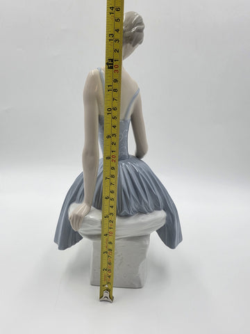 Rare Lladro ballerina  #4559 Retired “ Waiting Backstage” W Original Box.