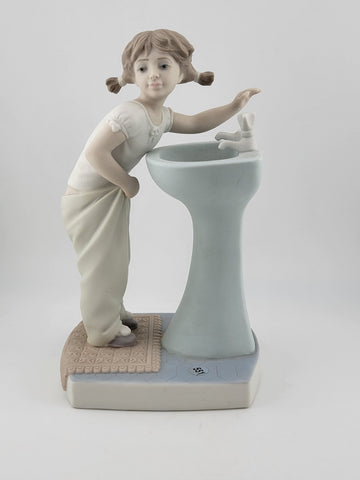 Lladro Clean Up Time Glossy  Girl at Sink # 4838 Porcelain Figurine Retired 7.5"
