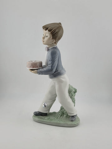 Nao LLADRO: Lladro Boy Holding Cake Porcelain Figurine 1990 Birthday Boy