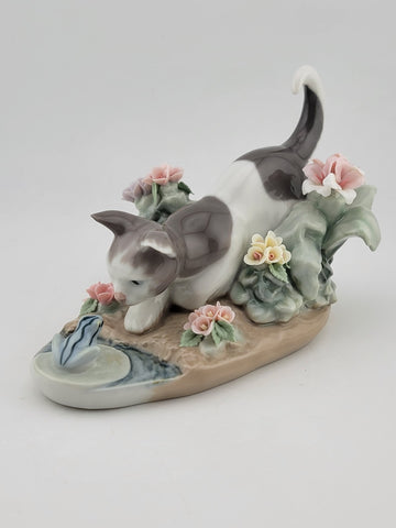 Retired Lladro Spain #1442 Kitty Confrontation Porcelain Playful Cat & Frog 1983