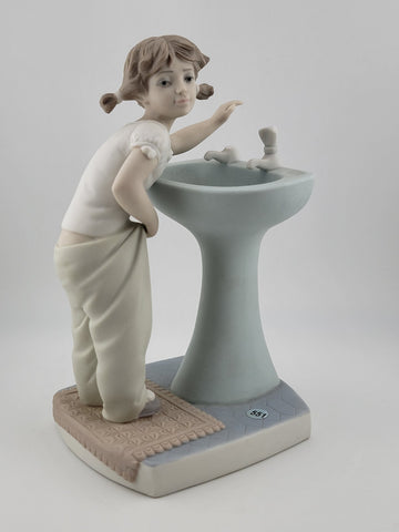 Lladro Clean Up Time Glossy  Girl at Sink # 4838 Porcelain Figurine Retired 7.5"