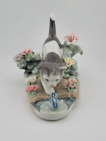 Retired Lladro Spain #1442 Kitty Confrontation Porcelain Playful Cat & Frog 1983