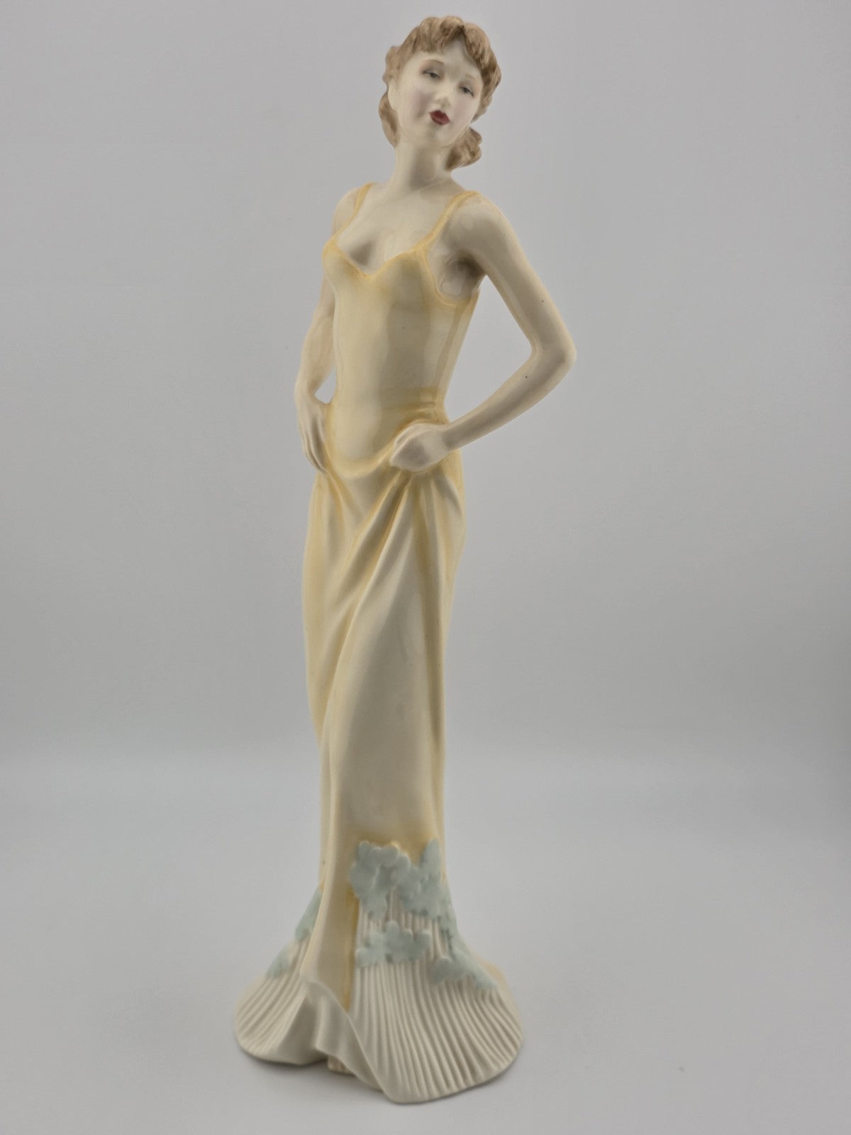 VINTAGE ROYAL DOULTON FIGURE Cherished Memories HN4265 IMPRESSIONS SERIES 2001.