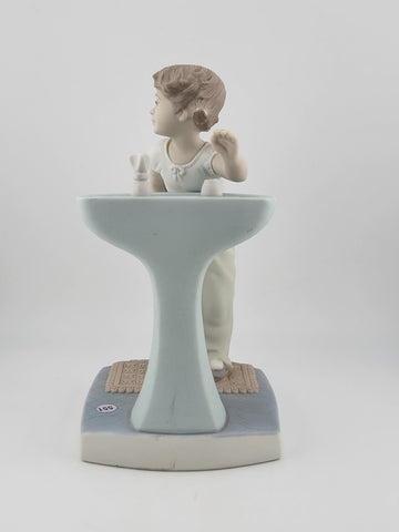 Lladro Clean Up Time Glossy  Girl at Sink # 4838 Porcelain Figurine Retired 7.5"