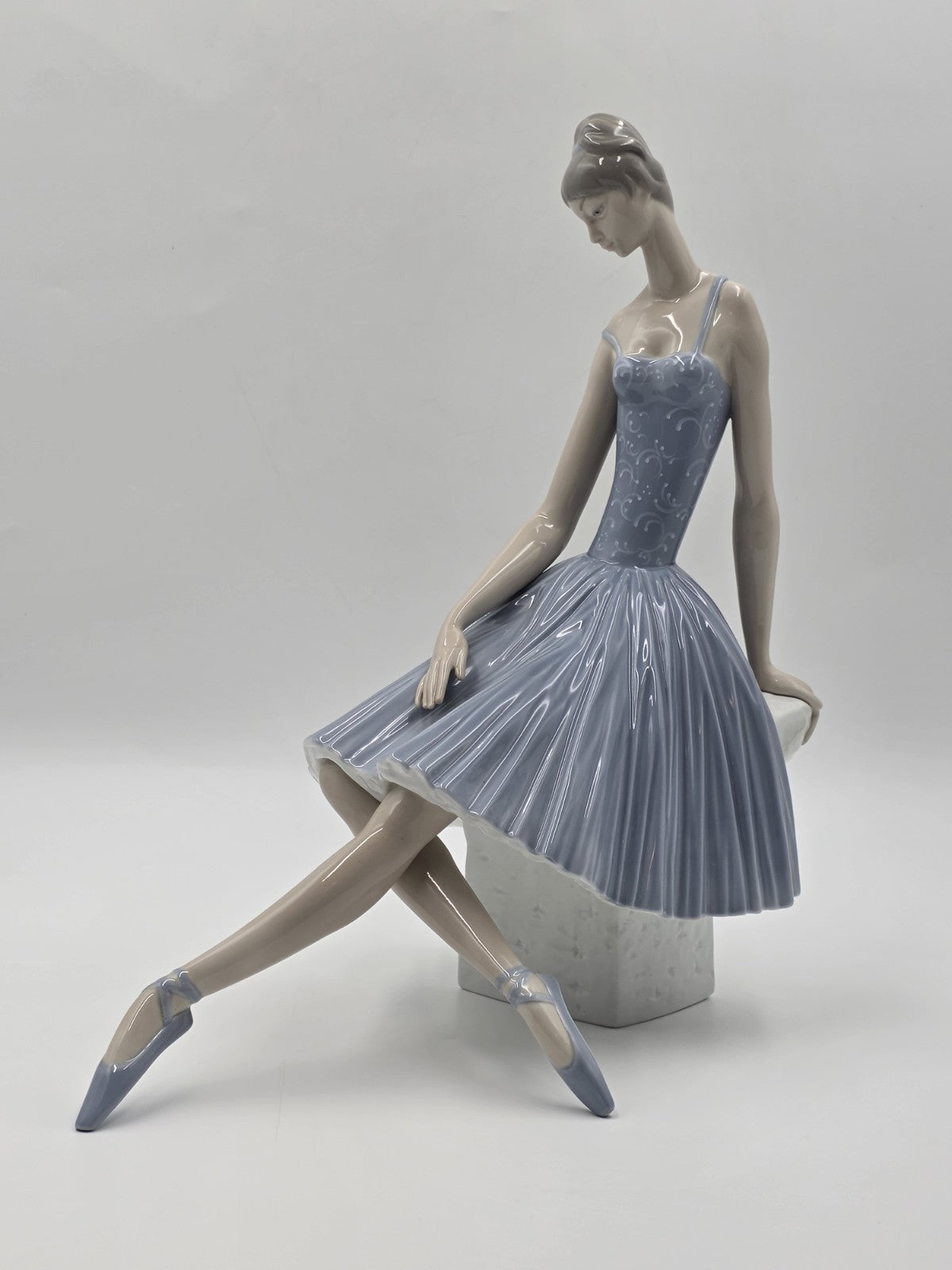 Rare Lladro ballerina  #4559 Retired “ Waiting Backstage” W Original Box.