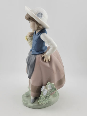 RETIRED LLADRO #5221 "SWEET SCENT" LADY, GIRL, DETAILED FLOWER BASKET FIGURINE !