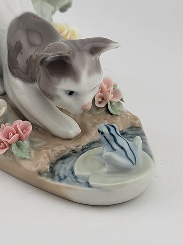 Retired Lladro Spain #1442 Kitty Confrontation Porcelain Playful Cat & Frog 1983