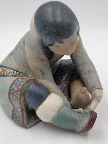 Rare Vintage Retired LLADRO Eskimo Girl With Cold Feet # 2157. New In Box.