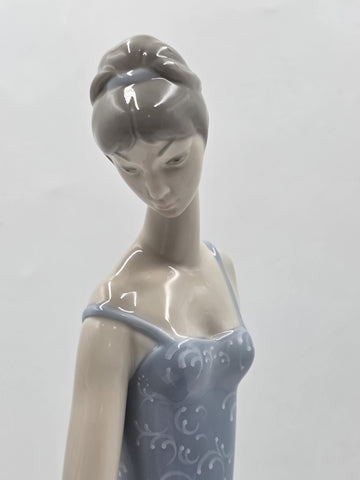 Rare Lladro ballerina  #4559 Retired “ Waiting Backstage” W Original Box.
