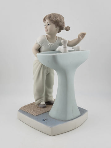Lladro Clean Up Time Glossy  Girl at Sink # 4838 Porcelain Figurine Retired 7.5"