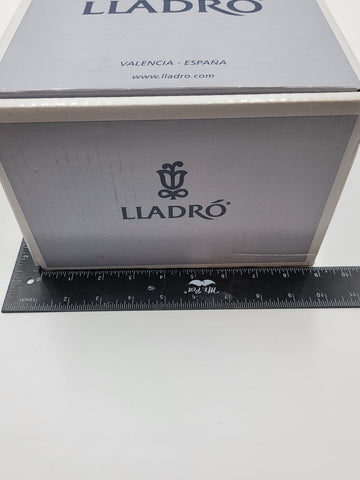 Rare Vintage Retired LLADRO Eskimo Girl With Cold Feet # 2157. New In Box.
