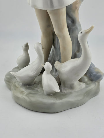 Lladro Figurine GIRL WITH UMBRELLA BASKET FEEDING DUCKS  #4510 Retired