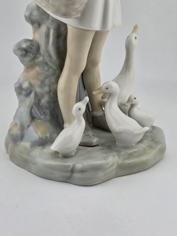 Lladro Figurine GIRL WITH UMBRELLA BASKET FEEDING DUCKS  #4510 Retired
