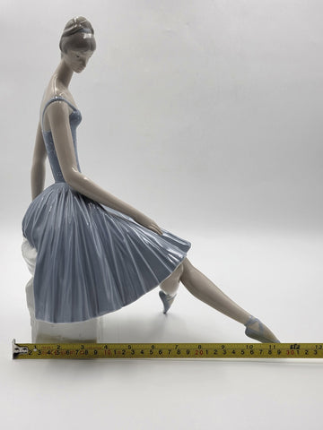 Rare Lladro ballerina  #4559 Retired “ Waiting Backstage” W Original Box.