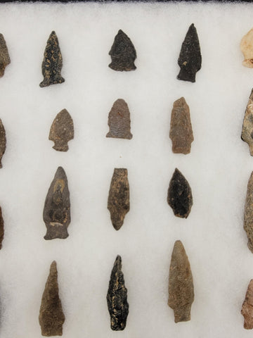 Lot Of 28 Authentic Antique Original Native American Arrowheads In Display Tray.