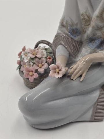 1988 Lladro Flower Song 7607 Figurine Cancion de Primavera Boxed Girl Flowers