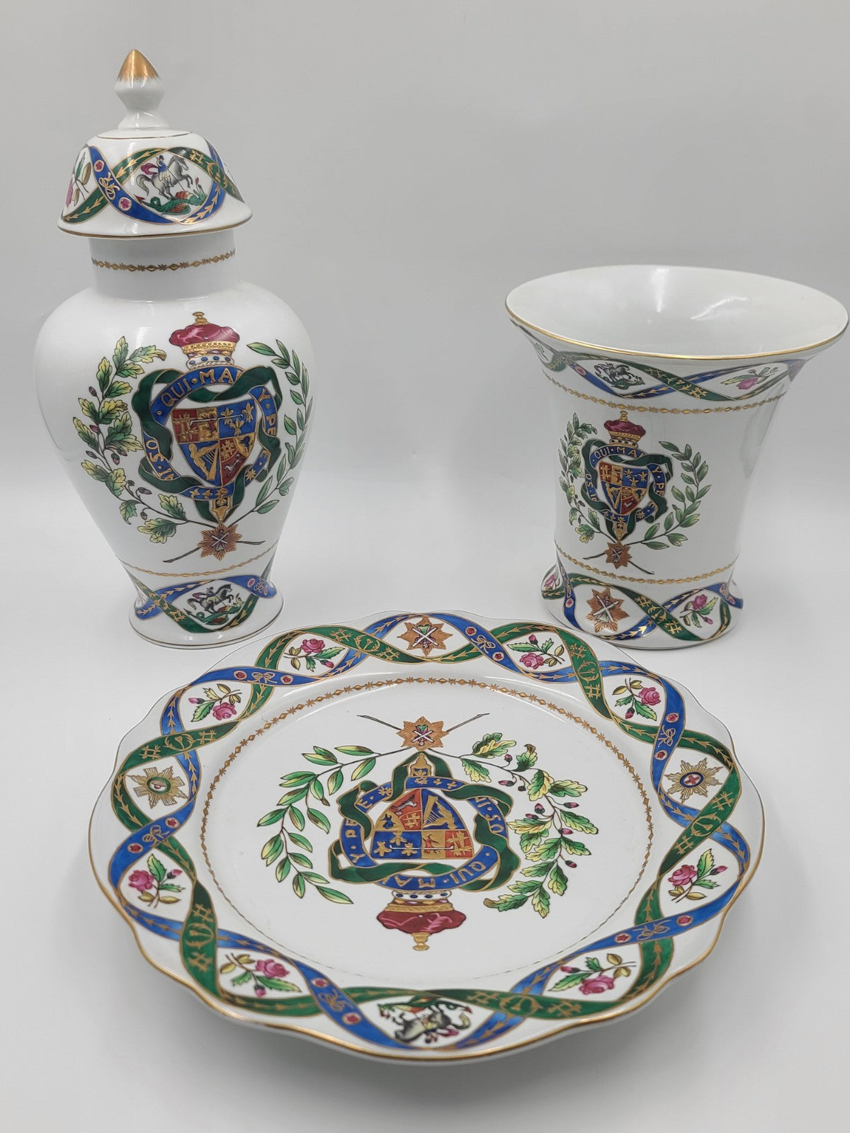 Rare Matching Set Of Chelsea House Heraldic Porcelain Plate Vase & Lidded Urn.