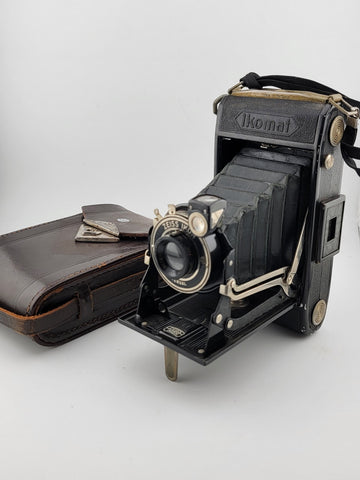 Vintage Photographic Zeiss Ikon Derval Ikomat Camera with Leather Case. Untested
