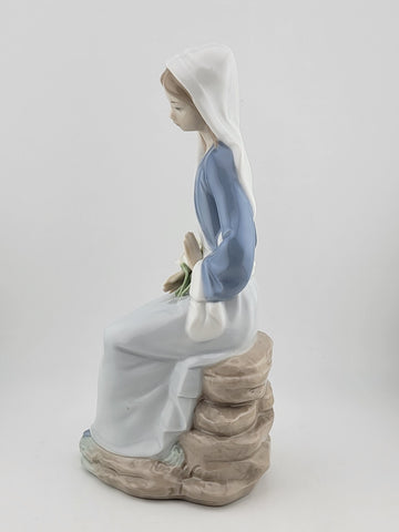 Vintage Lladro Figurine 4972 "GIRL WITH CALLA LILIES SITTING" Retired 1991